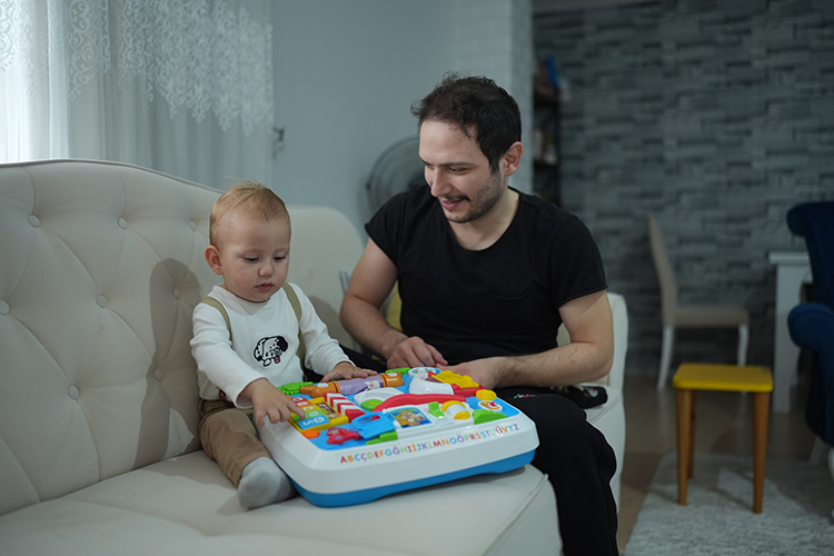 Azerbaycanlı Engelli Baba, Oğluna Gözü Gibi Bakıyor (2)