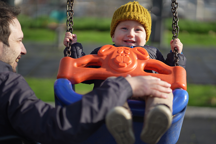 Azerbaycanlı Engelli Baba, Oğluna Gözü Gibi Bakıyor (3)