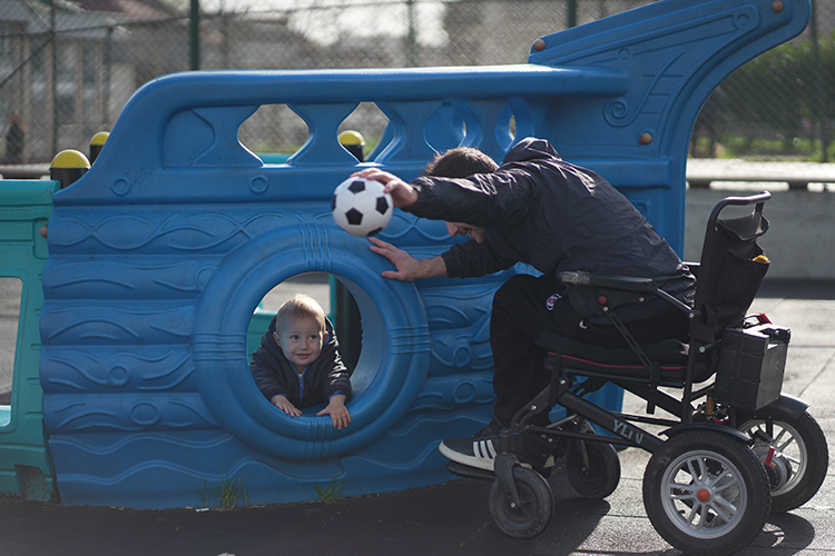 Azerbaycanlı Engelli Baba, Oğluna Gözü Gibi Bakıyor (5)