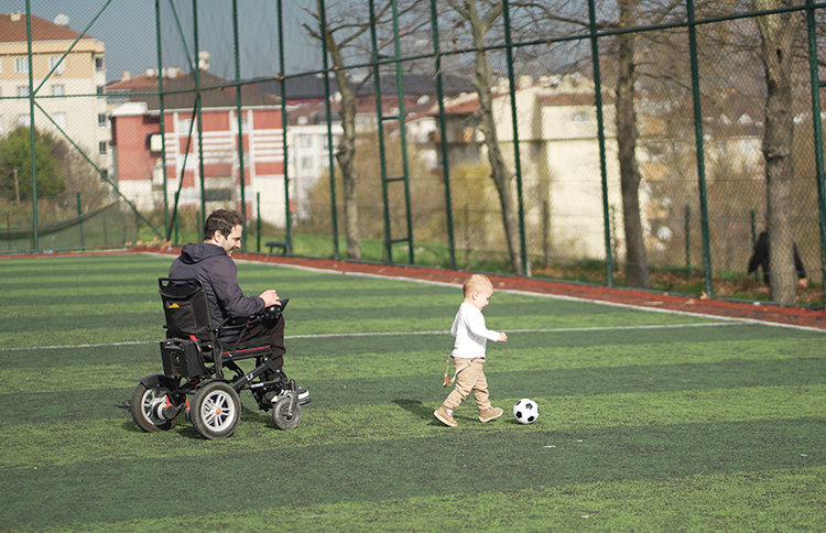 Azerbaycanlı Engelli Baba, Oğluna Gözü Gibi Bakıyor (6)