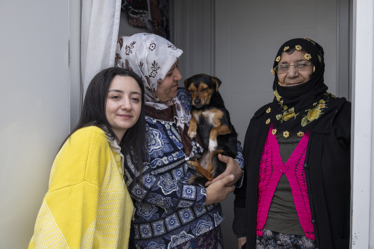 Malatya'da Yaşayan Genç Kızın Köpeği Boncuk Ile Bağı Yürekleri Isıtıyor (1)