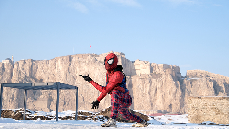 Türkiye'yi Gezen Örümcek Adam Van'da (1)