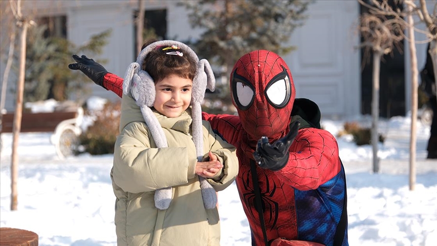 Türkiye'yi Gezen Örümcek Adam Van'da (2)