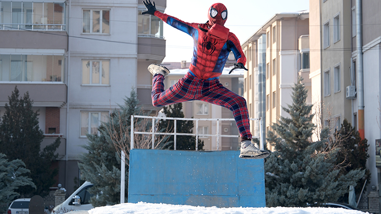 Türkiye'yi Gezen Örümcek Adam Van'da (3)