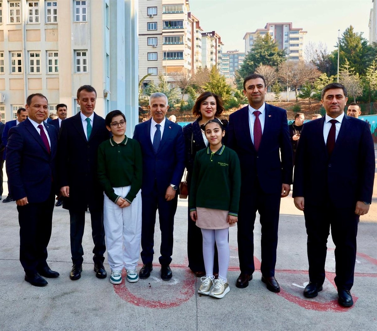 Vali Ünlüer Öğrencilerin Karne Sevincine Ortak Oldu (3)