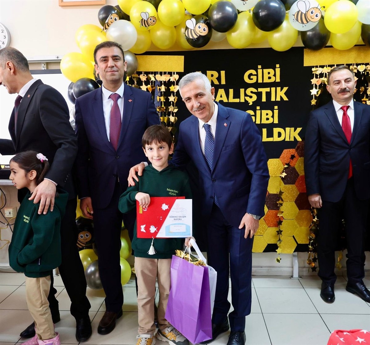 Vali Ünlüer Öğrencilerin Karne Sevincine Ortak Oldu (8)