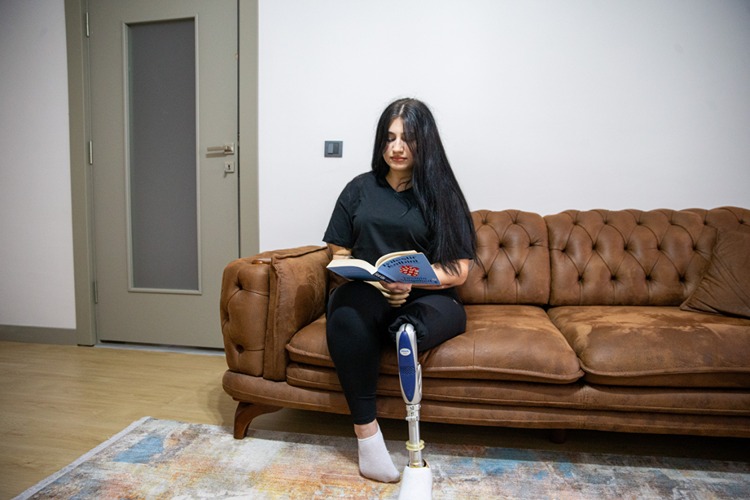 00Depremde Kolunu Ve Bacağını Kaybeden Genç Kızın En Büyük Destekçisi Yengesi (2)