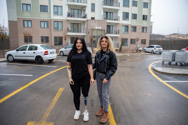 00Depremde Kolunu Ve Bacağını Kaybeden Genç Kızın En Büyük Destekçisi Yengesi (3)