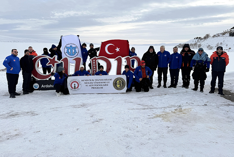 Akademisyen Ve Öğrenciler Dondurucu Soğukta Buzla Kaplı Çıldır Gölü'ne Daldı0