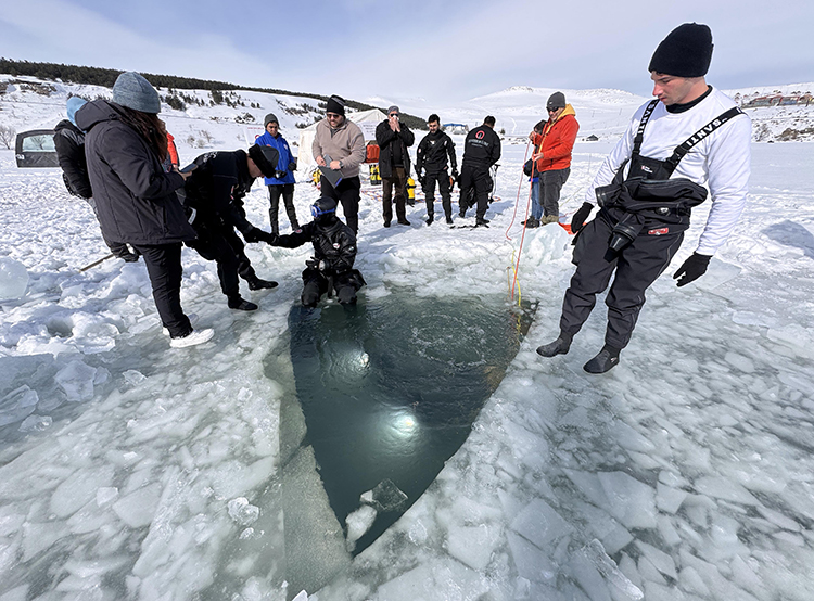 Akademisyen Ve Öğrenciler Dondurucu Soğukta Buzla Kaplı Çıldır Gölü'ne Daldı3