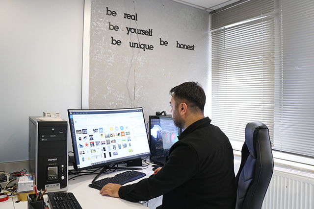 Depremzede Aile Isparta'da Kurdukları Siber Güvenlik Laboratuvarıyla Hayata Tutundu (4)