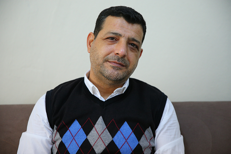 Depremzede Çocukları Kitapla Buluşturarak Eşi Ve Iki Evladının Acısını Unutmaya Çalışıyor (1)