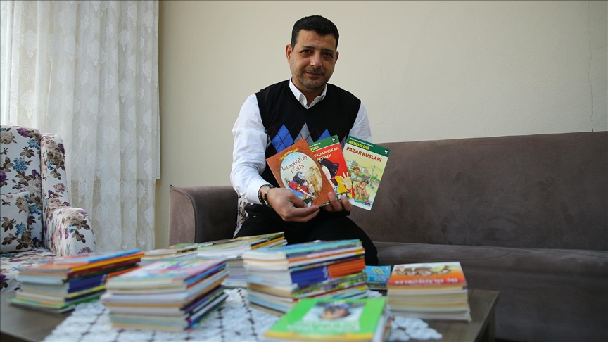 Depremzede Çocukları Kitapla Buluşturarak Eşi Ve Iki Evladının Acısını Unutmaya Çalışıyor (2)