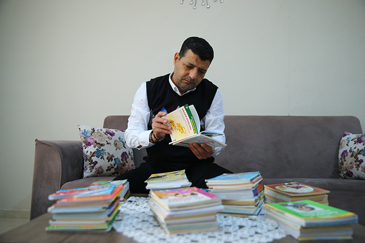 Depremzede Çocukları Kitapla Buluşturarak Eşi Ve Iki Evladının Acısını Unutmaya Çalışıyor (3)