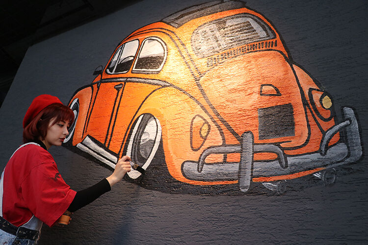 Depremzede Genç Kadın Ressamın Tuvali, Halı Ve Duvarlar Oldu (2)-1