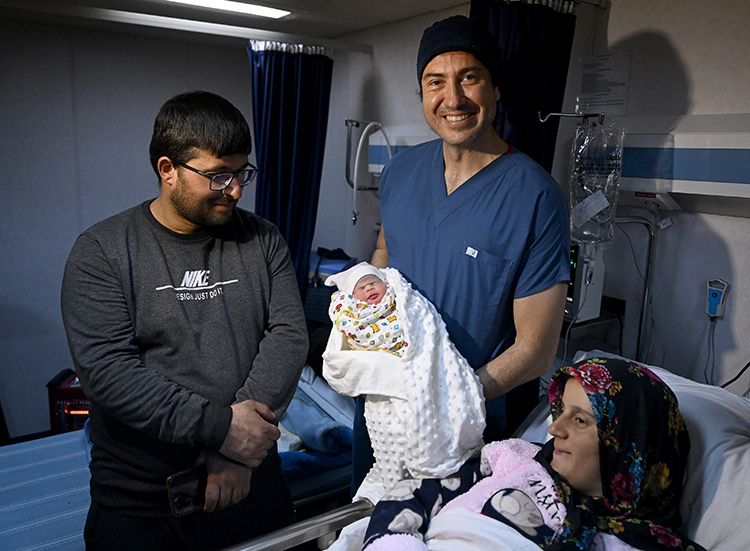 Doktorluk Yaptığı Gemide Dünyaya Gelen Bebekle Iletişimini Koparmıyor0