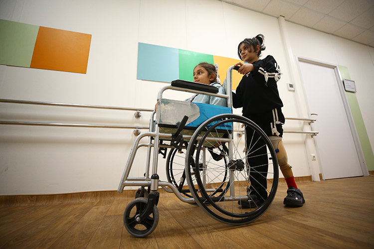 Enkazdan 117 Saat Sonra Kurtarılan Zeliha, Öğretmenlik Hayaline Protez Bacakla Ilerliyor0