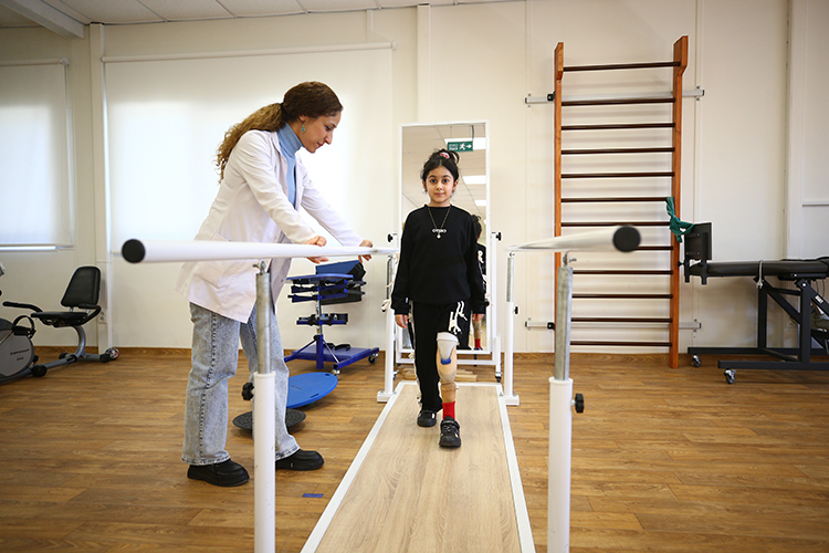 Enkazdan 117 Saat Sonra Kurtarılan Zeliha, Öğretmenlik Hayaline Protez Bacakla Ilerliyor1