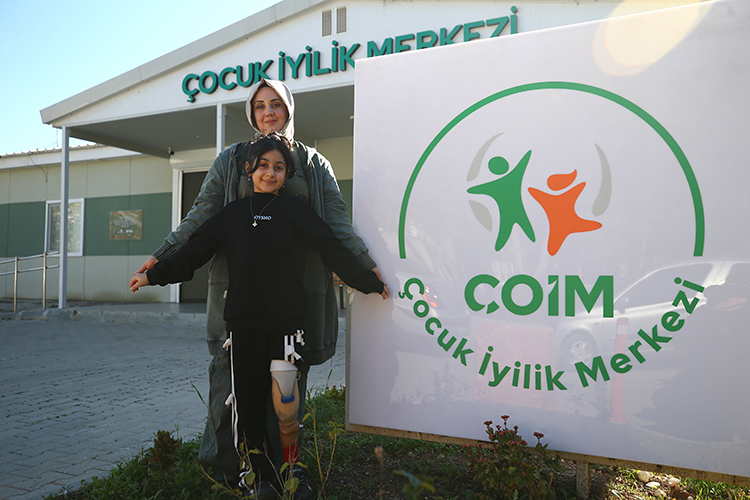 Enkazdan 117 Saat Sonra Kurtarılan Zeliha, Öğretmenlik Hayaline Protez Bacakla Ilerliyor4