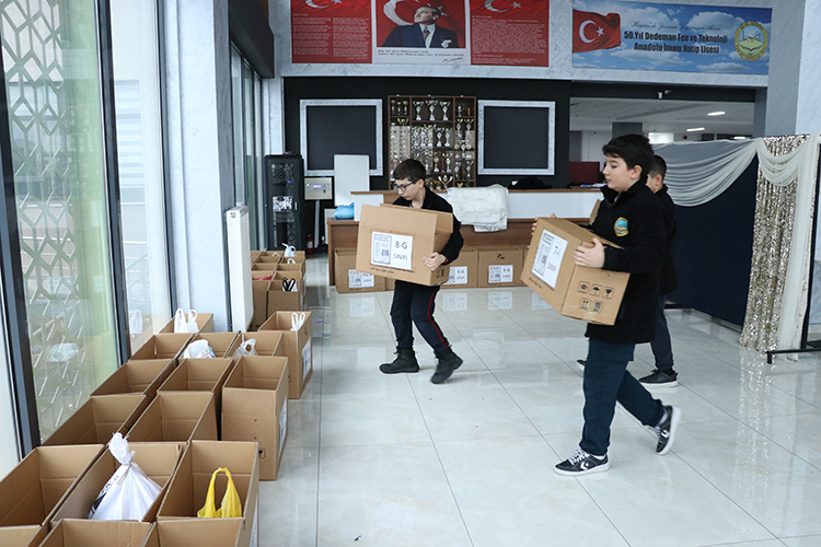 İyilik Timi Oluşturan Öğrenciler Depremzede Akranları Için Kolları Sıvadı (3)