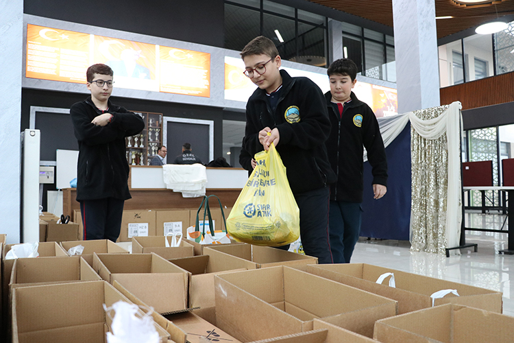 İyilik Timi Oluşturan Öğrenciler Depremzede Akranları Için Kolları Sıvadı (4)