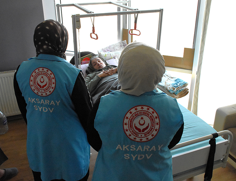 Kıbrıs Gazisi Depremzede, Yatalak Eşine Sevgiyle Bakıyor1