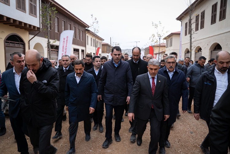 Kurum, Deprem Bölgesini Ayağa Kaldıran Inşa Seferberliğini Anlattı1