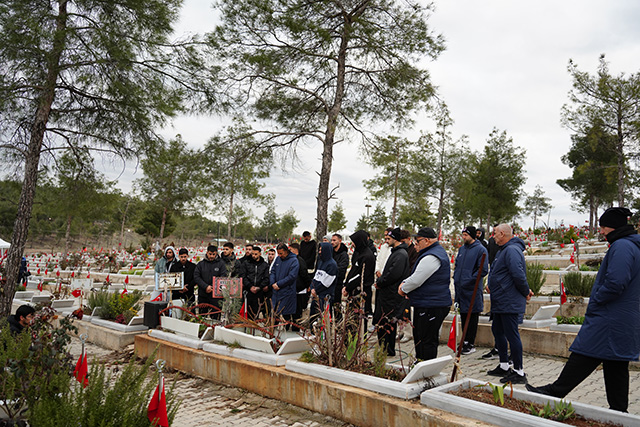 Takımdan Deprem Şehitliğine Anlamlı Ziyaret (2)