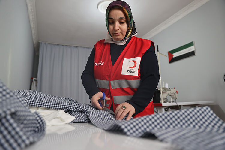 Depremzede Anne, Türk Kızılay Gönüllüsü Olarak Kız Çocuklarına Bayramlık Dikti (2)