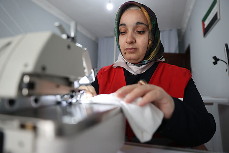 Depremzede Anne, Türk Kızılay Gönüllüsü Olarak Kız Çocuklarına Bayramlık Dikti (3)