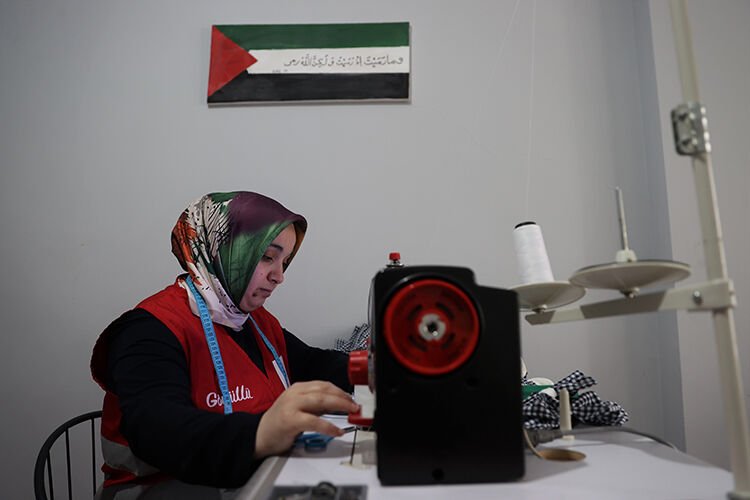 Depremzede Anne, Türk Kızılay Gönüllüsü Olarak Kız Çocuklarına Bayramlık Dikti (4)