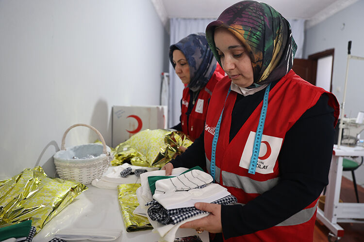 Depremzede Anne, Türk Kızılay Gönüllüsü Olarak Kız Çocuklarına Bayramlık Dikti (5)