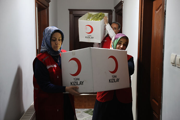 Depremzede Anne, Türk Kızılay Gönüllüsü Olarak Kız Çocuklarına Bayramlık Dikti (6)