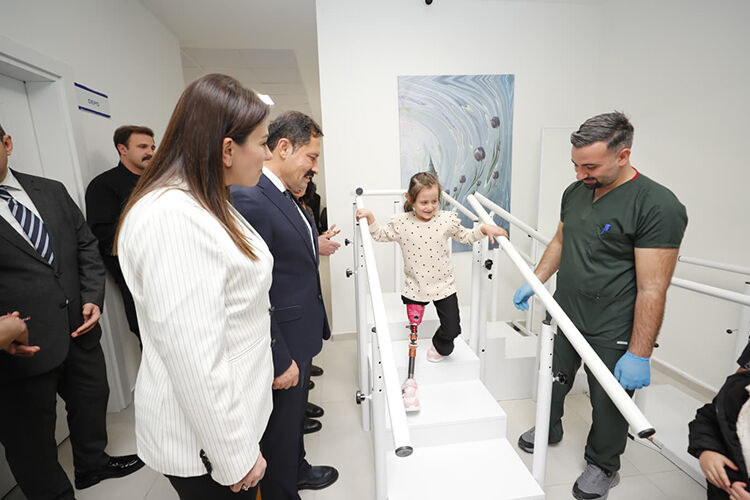 Hatay'da Depremde Bacağını Kaybeden 7 Yaşındaki Zeynep Proteziyle Yeniden Yürüdü0