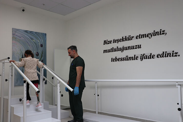 Hatay'da Depremde Bacağını Kaybeden 7 Yaşındaki Zeynep Proteziyle Yeniden Yürüdü1