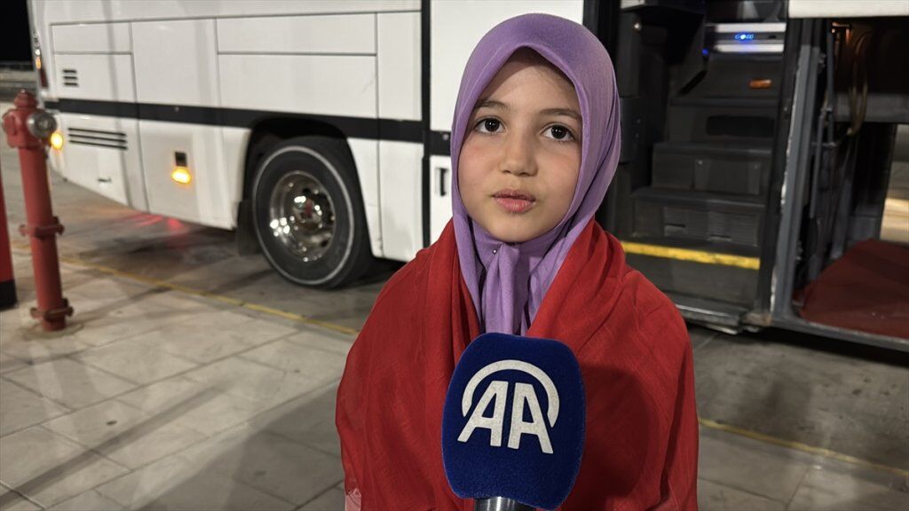 Hatay'daki Depremde 72 Saat Sonra Annesinin Kucağında Enkazdan Çıkarılan Hazal Ailesiyle Umreye Gitti0