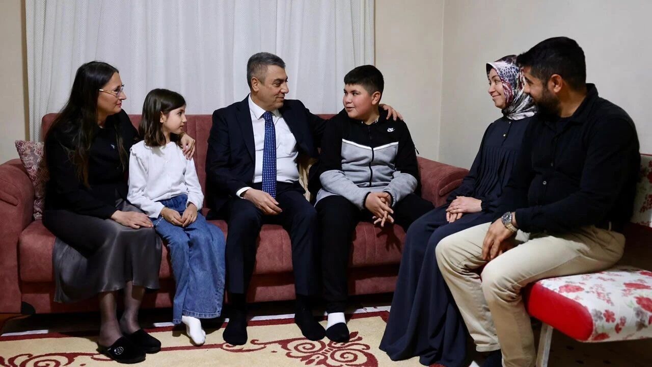 Hatay'daki Depremde 72 Saat Sonra Annesinin Kucağında Enkazdan Çıkarılan Hazal Ailesiyle Umreye Gitti1