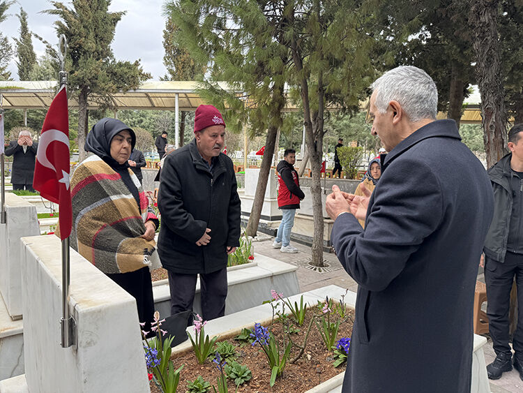 Ramazan Bayramı Arifesinde Şehitlikler Ziyaret Edildi