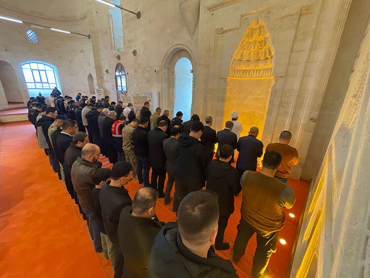 Şanlıurfa'da Depremde Hasar Alan Selahaddin Eyyubi Camisi Ibadete Açıldı1