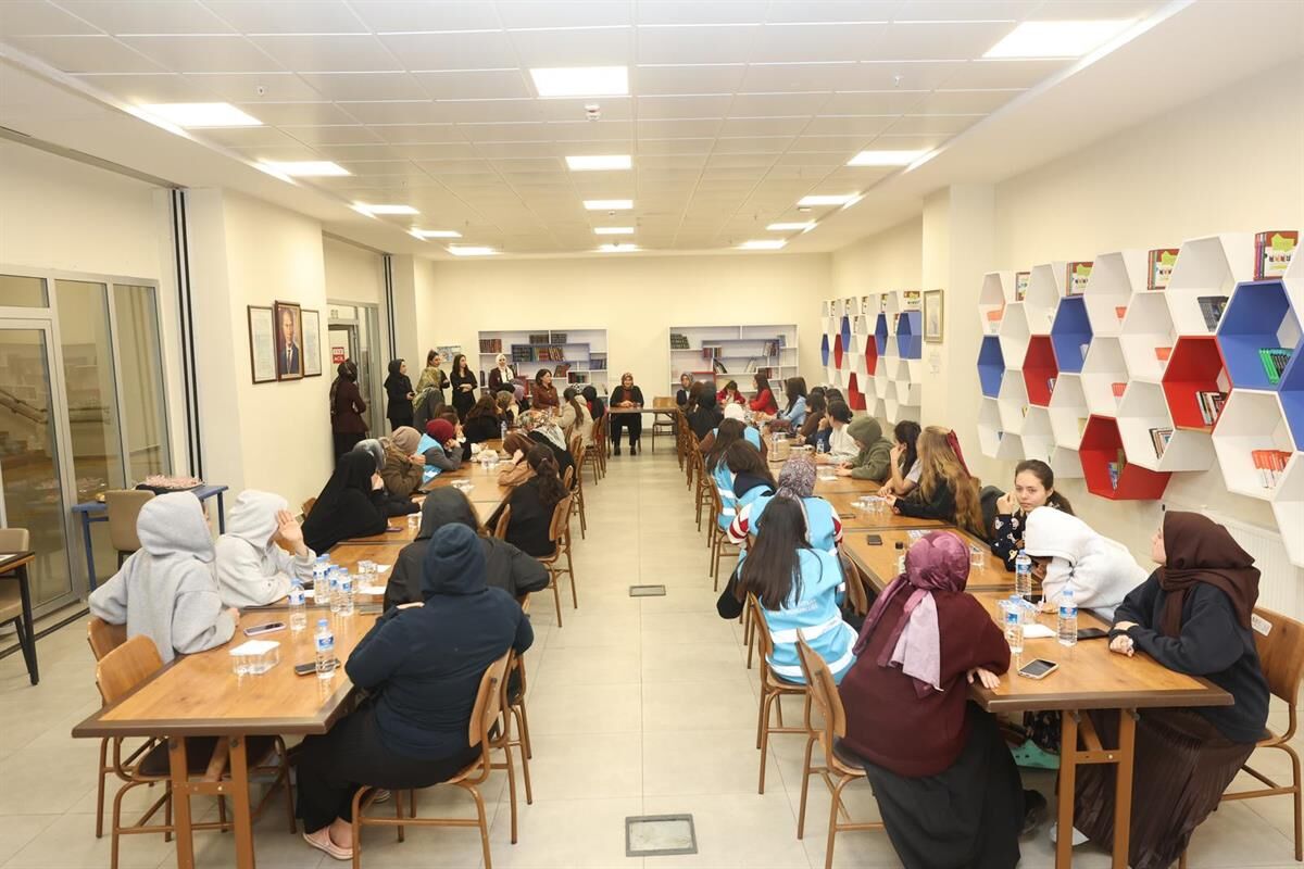 Vali Ünlüer Ve Eşi Dr. Selma Ünlüer Üniversite Öğrencileriyle İftar Programında Buluştu (1)