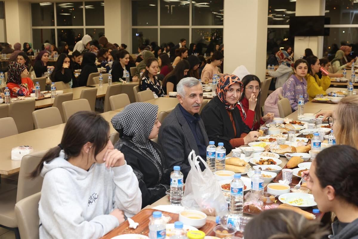 Vali Ünlüer Ve Eşi Dr. Selma Ünlüer Üniversite Öğrencileriyle İftar Programında Buluştu (2)