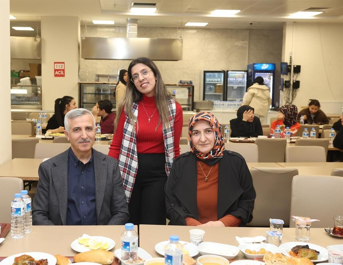 Vali Ünlüer Ve Eşi Dr. Selma Ünlüer Üniversite Öğrencileriyle İftar Programında Buluştu (3)