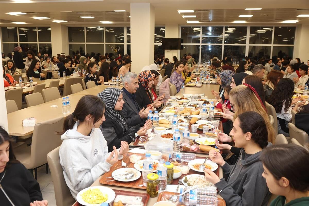 Vali Ünlüer Ve Eşi Dr. Selma Ünlüer Üniversite Öğrencileriyle İftar Programında Buluştu (4)