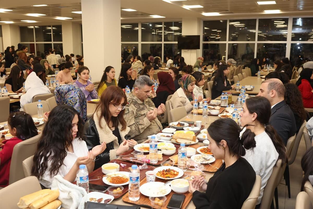 Vali Ünlüer Ve Eşi Dr. Selma Ünlüer Üniversite Öğrencileriyle İftar Programında Buluştu (5)